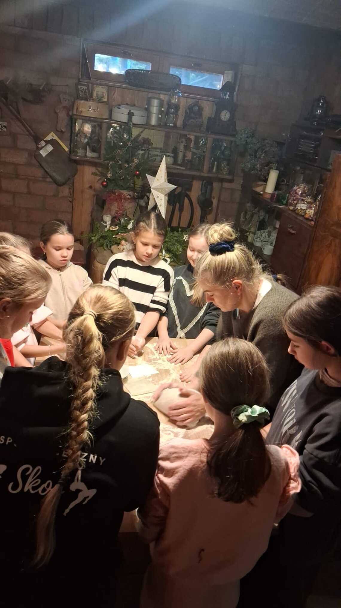 Mikołajkowa wyprawa klasy 4a  do Chlebowej Chaty
