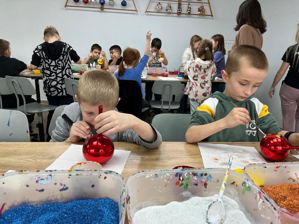 Wycieczka klas 2a i 2c do Fabryki bombek